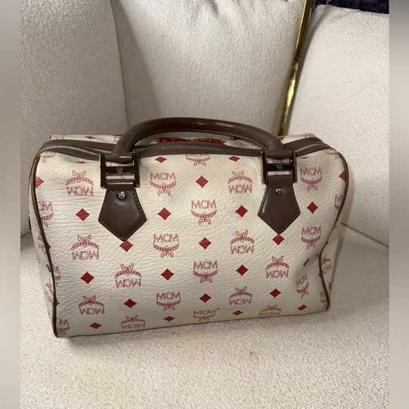 MCM
Visetos Striped Munich Lion Boston
Satchel White comes with COA - Picture 4 of 14